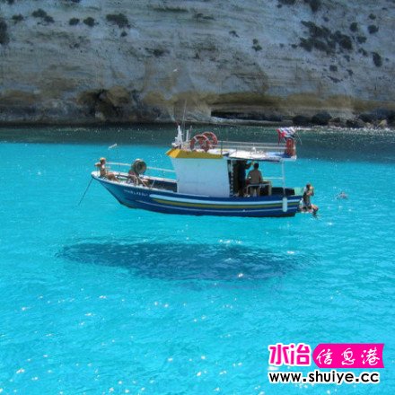 ������Ⱥ����Pelagie Islands��λ�ڵ��к��в�����ˮ͸�������紬Ư����������