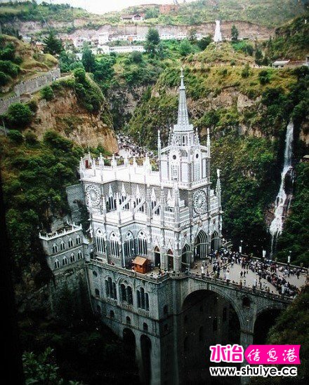 �����ױ���Las Lajas���� ̫���ˡ�������߽�һ��ɽ����С�ķ���ɽ�в�������һ����������������